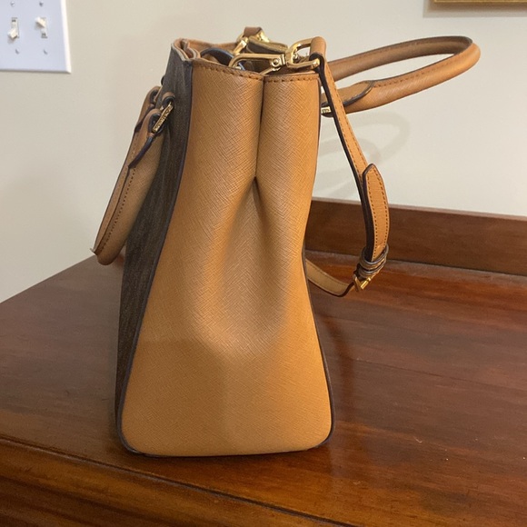 Michael Kors Sheila handbag medium. Excellent condition gently used twice. - Picture 4 of 10